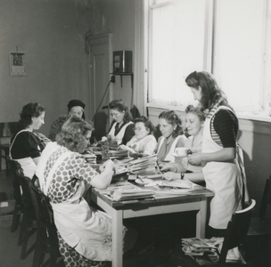 876525 Groepsportret van vermoedelijk enkele huishoudelijke hulpen in opleiding in het Klooster Genazzano van de ...